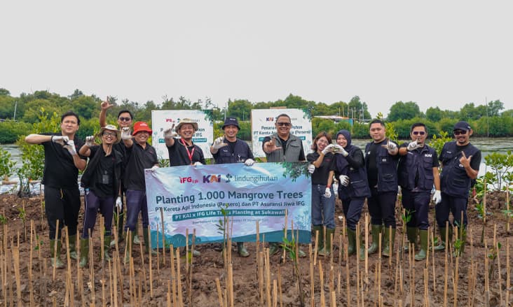 IFG Life & KAI Tanam 1.000 Mangrove di Pantai KSS Sukawali