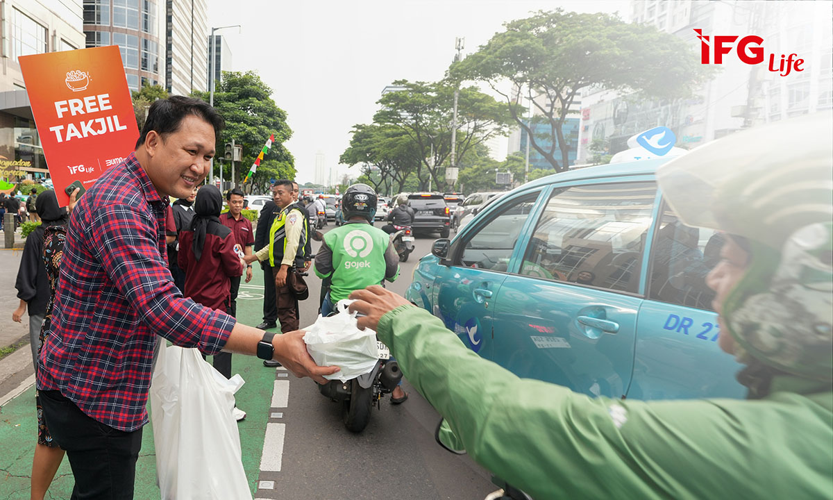 IFG Life Berbagi Takjil, Makanan Buka Puasa untuk Para Pengendara dan Pejalan Kaki