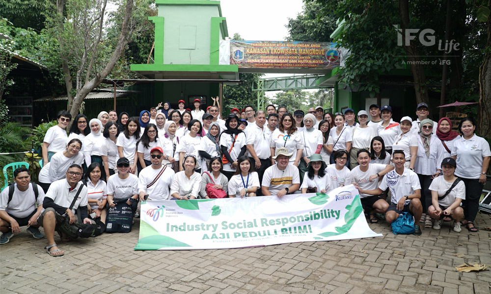 Wujudkan Komitmen Keberlanjutan, IFG Life Tanam Mangrove di PIK Bersama AAJI dan Yayasan Mangrove Indonesia Lestari